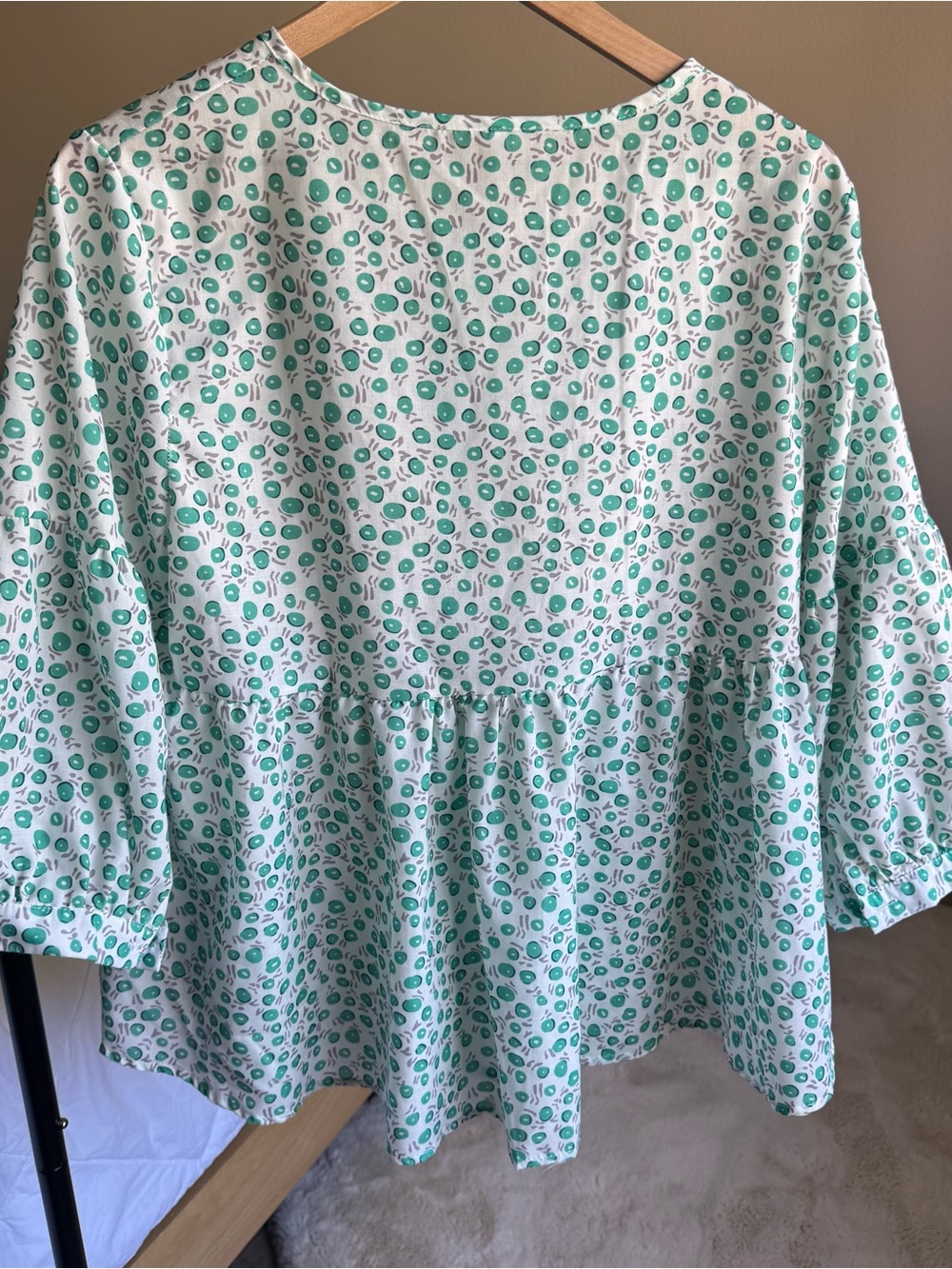 Green and White Floral Button-Front Peplum Blouse - Picture 2 of 4